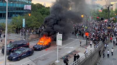 Pembakaran mobil polisi dalam demonstrasi menuntut keadlana atasa kematian Afirka-Amerika Georger Floyd di Atlanta, Amerika Serikat, 29 Mei 2020. REUTERS/Dustin Chambers