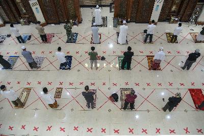 Warga melaksanakan shalat Jumat berjamaah di Masjid Agung Al Barkah, kota Bekasi, Jawa Barat, 29 Mei 2020. ANTARA/Paramayuda