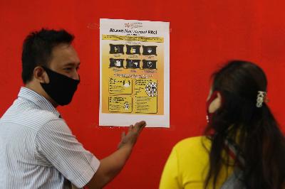 Pegawai swalayan menunjukkan poster 'Aturan New Normal Ritel' di BG Junction, Surabaya, Jawa Timur, 27 Mei lalu. ANTARA/Didik Suhartono