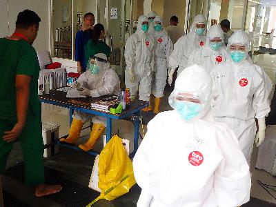 Tenaga medis memasuki ruang isolasi di Rumah Sakit Darurat (RSD) Covid-19 Wisma Atlet Jakarta, 15 Mei 2020. TEMPO/Nurdiansah