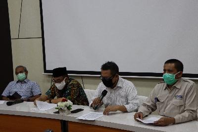 Rektor Universitas Islam Indonesia, Fathul Wahid dan jajaran sivitas akademika memberikan pernyataan sikap Sivitas Akademika Universitas Islam Indonesia (UII) di Ruang Sidang Kampus UII, Yogakarta. Dok Humas UII