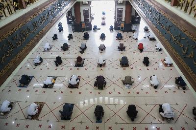 Sejumlah umat muslim saat melaksanakan ibadah shalat jumat dengan melakukan jaga jarak di Masjid Agung Al-Barkah, Kota Bekasi, Jawa Barat, 29 Mei 2020.   TEMPO/M Taufan Rengganis