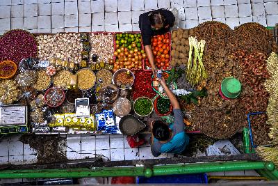 Penjualan bahan pokok di pasar Tebet, Jakarta, 5 Mei 2020. Tempo/Tony Hartawan