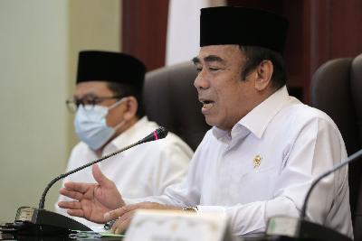Menteri Agama Fachrul Razi (kanan) menyampaikan keterangan pers secara daring tentang Penyelenggaraan Ibadah Haji 1441 H di Jakarta, 2 Juni 2020. ANTARA/Humas Kementerian Agama
