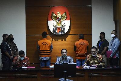Wakil Ketua KPK, Nurul Gufron menghadirkan dua orang tersangka mantan Sekretaris Mahkamah Agung Nurhadi dan menantunya, Rezky Hebriyono di gedung Komisi Pemberantasan Korupsi, Jakarta, 2 Juni 2020. TEMPO/Imam Sukamto