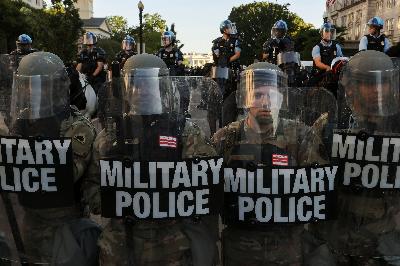 Polisi militer Garda Nasional berjaga dalam protes anti-rasial dekat Gedung Putih di Washington,D.C, 1 Juni 2020. REUTERS/Jonathan Ernst
