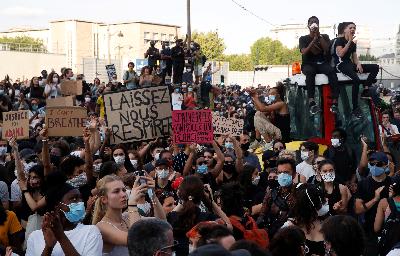 Massa menghadiri demonstrasi untuk mengenang kematian Adama Traore, pria kulit hitam yang tewas di tangan polisi Prancis pada 2016, di Paris, 2 Juni 2020. Insiden ini mengingatkan pada kematian George Floyd di Amerika Serikat. REUTERS/Gonzalo Fuentes