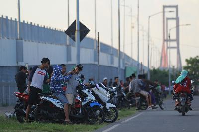Warga berkerumun pada hari kedua pemberlakuan Pembatasan Sosial Berskala Besar (PSBB) tahap II di sekitar kawasan Jembatan Suramadu, Surabaya, Jawa Timur, 13 Mei 2020. ANTARA/Moch Asim