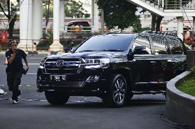 Satu unit mobil Toyota Land Cruiser dari tiga unit mobil yang turut disita penyidik KPK saat melakukan penangkapan tersangka mantan Sekretaris Mahkamah Agung Nurhadi, tiba di gedung Komisi Pemberantasan Korupsi, Jakarta, 2 Juni 2020. TEMPO/Imam Sukamto