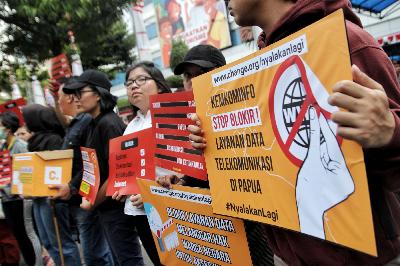 Aksi solidaritas meminta pemerintah segera mencabut pemblokiran akses internet di Papua dan Papua Barat, di depan Kementerian Informatika dan Komunikasi, Jakarta, Agustus 2019. TEMPO/Hilman Fathurrahman W
