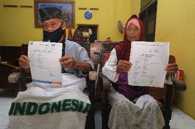 Jemaah Calon Haji menunjukan bukti pelunasan pembayaran ibadah haji di Kadireso, Teras, Boyolali, Jawa Tengah, 3 Juni 2020. ANTARA/Aloysius Jarot Nugroho