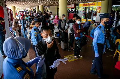 Calon penumpang antre pemeriksaan dokumen perjalanan di Bandara Hang Nadim Batam, Kepulauan Riau, 4 Mei 2020. ANTARA/M N Kanwa