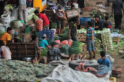 Aktivitas pedagang di Pasar Induk Kramat Jati, Jakarta Timur, 20 April 2020. TEMPO/Hilman Fathurrahman W