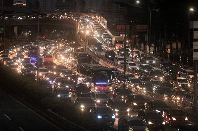 Kemacetan lalu lintas di Jalan MT Haryono, Jakarta, 2 Juni 2020.   TEMPO/Hilman Fathurrahman W