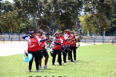 Sejumlah atlet panahan berlatih di pelatnas olahraga panahan di Senayan, Jakarta. [TEMPO/M. Taufan Rengganis]