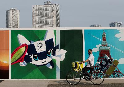 Pesepeda melintas didepan baliho bergambar maskot Olimpiade Tokyo 2020 di Tokyo, Jepang, 4 Juni 2020. REUTERS/Kim Kyung-Hoon