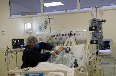 Perawat Luciane de Souza Silva tampak merawat pasien yang terinfeksi virus corona atau Covid-19 di Unit Perawatan Intensif Rumah Sakit Parelheiros SPDM di Sao Paulo, Brasil, Rabu lalu. REUTERS / Amanda Perobelli