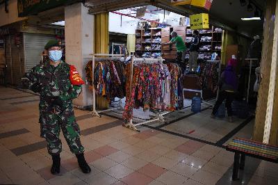 Tentara pengawas protokol Covid-19 mengawasi persiapan jelang New Normal di pertokoan Pasar Baru, Bandung, Jawa Barat, 4 Juni 2020. TEMPO/Prima Mulia