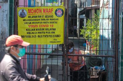 Warga menutup pagar akses masuk wilayah RW 07 Kecamatan Tambora, yang merupakan wilayah zona merah COVID-19 di Jakarta, 4 Juni 2020.  TEMPO / Hilman Fathurrahman W