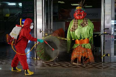 Petugas melakukan penyemprotan cairan disinfektan jelang dibuka kembali Pasar Tanah Abang di Jakarta, 4 Juni 2020. TEMPO/Muhammad Hidayat
