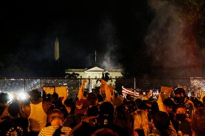 Demonstran berkumpul di belakang pagar saat protes kematian George Floyd, di Lafayette Park, depan Gedung Putih, Washington, Amerika Serikat, 4 Juni 2020. REUTERS / Jim Bourg
