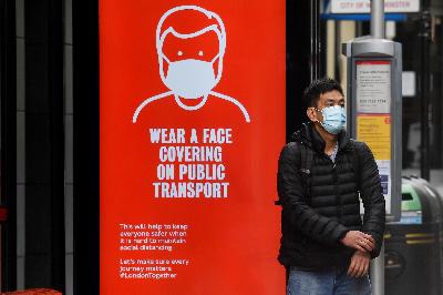 Warga menggunakan masker saat menunggu bus di London, Inggris, 5 Juni 2020. REUTERS/Toby Melville