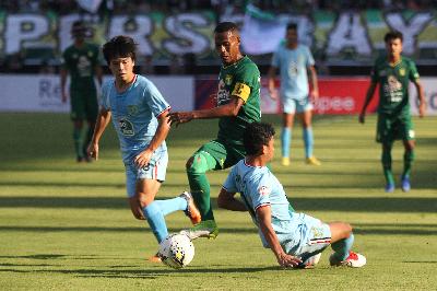 Pertandingan Liga 1 antara Persebaya dan Persela di Stadion Gelora Bung Tomo, Surabaya, Jawa Timur. ANTARA/Moch Asim