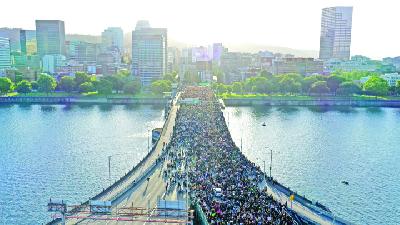 Demonstran menyebrangi Morrison Bridge saat menuntut keadilan atas kematian George Floyd, di Portland, Oregon, 3 Juni 2020. REUTERS/Terray Sylvester 