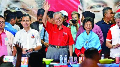 Perdana Menteri Malaysia, Mahathir Mohammad memberikan keterangan pers saat masih bersama Partai Pribumi Bersatu Malaysia, di Kuala Lumpur, Mei 2018. Reuters/Stringer/File