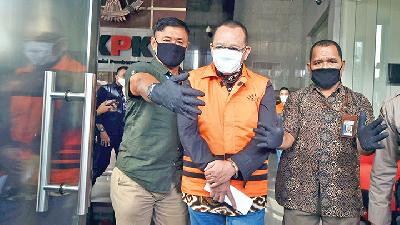 Mantan Sekretaris Mahkamah Agung Nurhadi, memakai rompi tahanan seusai menjalani pemeriksaan, pasca ditangkap tim penyidik KPK setelah masuk dalam daftar pencarian orang, di gedung Komisi Pemberantasan Korupsi, Jakarta, 2 Juni 2020./TEMPO/Imam Sukamto