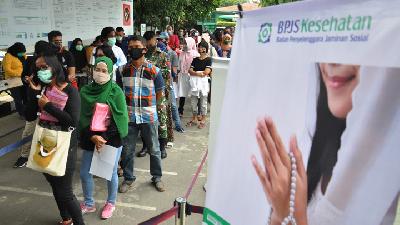 Sejumlah warga mengantre di kantor Badan Penyelenggaraan Jaminan Sosial (BPJS) di Medan, Sumatera Utara, Kamis (14/5/2020). ANTARA FOTO/Septianda Perdana