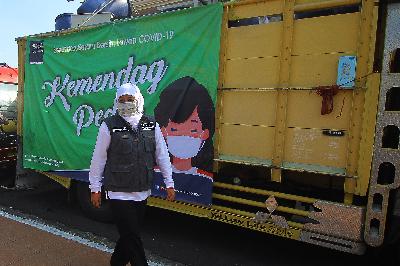 Khofifah Indar Parawansa melihat saat penyerahan bantuan dari Kementerian Perdagangan di Gedung Negara Grahadi, Surabaya, Jawa Timur, 20 Mei 2020. ANTARA/Moch Asim