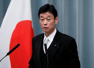 Menteri Revitalisasi Ekonomi Jepang Yasutoshi Nishimura di Tokyo, Jepang, September 2019. REUTERS/Issei Kato