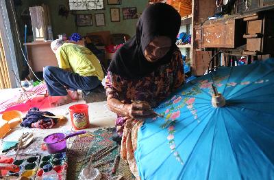 Pengerajin melukis payung geulis tanpa sketsa di Sentra Payung Geulis, Kampung Panyingkiran, Kecamatan Indihiang, Kota Tasikmalaya, 6 Juni 2020.  Tempo/ROMMY ROOSYANA
