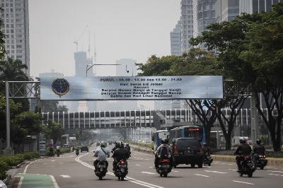 Sejumlah kendaraan melintas di kawasan Jalan Jenderal Sudriman, Jakarta, 7 Juni 2020. TEMPO/M Taufan Rengganis