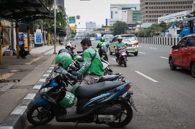 Pengemudi Ojek Online menunggu penumpang di kawasan Harmoni, Jakarta, 7 April 2020.   TEMPO/M Taufan Rengganis