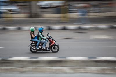 Pengemudi Ojek Online saat membawa penumpang di kawasan Harmoni, Jakarta, 7 April 2020.  TEMPO/M Taufan Rengganis