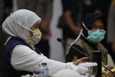Khofifah Indar Parawansa (kiri) bersama Tri Rismaharini memberikan keterangan pers prihal Pembatasan Sosial Berskala Besar (PSBB) di Surabaya, 19 April 2020. Foto: ANTARA/Moch Asim