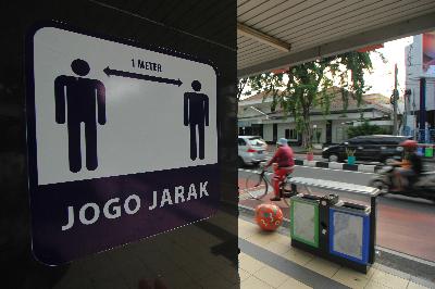 Rambu "Jogo Jarak" terpasang di halte bus di Jalan Panglima Sudirman, Surabaya, Jawa Timur, 6 Juni 2020. ANTARA/Didik Suhartono