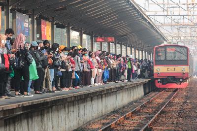 Antrean penumpang saat menunggu Kereta Commuterline di Peron Stasiun Bekasi, Kota Bekasi, Jawa Barat, 8 Juni 2020.   TEMPO/Hilman Fathurrahman W