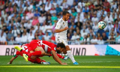 Eden Hazard  saat berlaga di Santiago Bernabeu, Madrid, Spanyol. REUTERS/Javier Barbancho