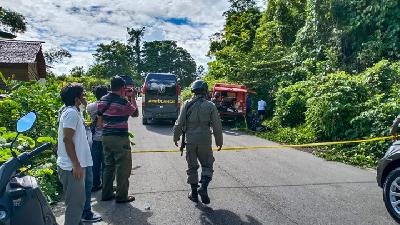 Tinombala task force officers surrounded the area of where two terrorist suspects escaped in Kayamanya village, Poso, Central Sulawesi, last April. ANTARA/Feri Timparosa