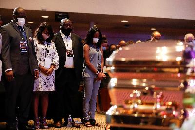 Keluarga George Floyd menghadiri upacara penghormatan terakhir di Minneapolis, Minnesota, Amerika Serikat, Kamis lalu. REUTERS/Lucas Jackson