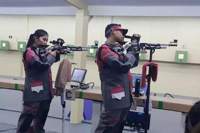 Pasangan atlet menembak Indonesia, Vidya Rafika Rahmatan dan Fathur Gustafian. ANTARA/Perbakin