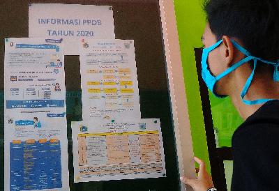 Siswa melihat pengumuman Penerimaan Peserta Didik Baru (PPDB) 2020 di papan informasi SMAN 37 Jakarta, 29 Mei 2020.  TEMPO/Nurdiansah