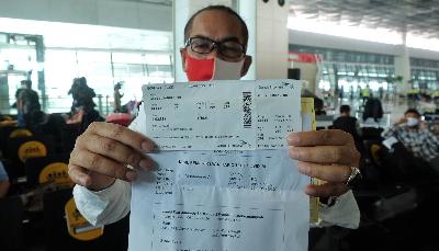 Calon penumpang menunjukan surat bebas COVID-19 sebagai syarat terbang di Terminal 3 Bandara Soekarno Hatta, Tangerang, Banten, 7 Mei 2020. TEMPO / Hilman Fathurrahman W