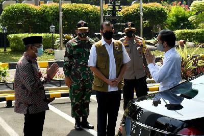 Presiden Joko Widodo (kanan) dan Ketua Gugus Tugas Nasional Covid-19 Doni Monardo (tengah) di Graha Badan Nasional Penanggulangan Bencana, Jakarta Timur, kemarin.