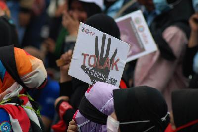 Buruh mengenakan masker saat menggelar unjuk rasa menolak omnibus law di Bandung, Jawa Barat, 16 Maret lalu.
