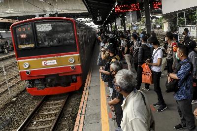 Penumpang kereta rel listrik (KRL) commuter line menunggu kereta di Stasiun Tanah Abang, Jakarta, 9 Juni 2020. ANTARA/Muhammad Adimaja