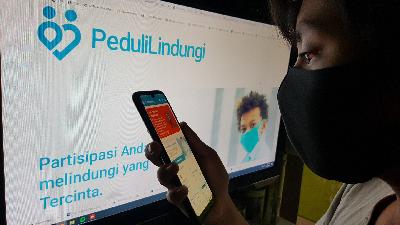 Warga melihat aplikasi PeduliLindungi di Depok, Jawa Barat, 10 Juni 2020. Tempo/Ijar Karim